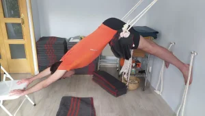 adho mukha en cuerda